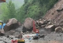 318国道鸡头沟路段发生塌方 无人员伤亡但交通阻闭