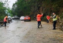 重庆忠县一路段大面积边坡塌方 养护工紧急抢险车辆已正常通行
