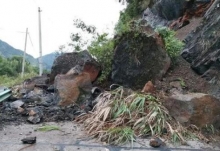 浙江常山县一路段发生山体塌方 交警提醒车辆注意绕行