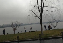 今天白天北京气温下跌至18℃ 这周末有小雨外出要携带雨具