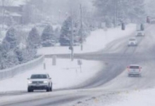 美国东北部遭遇暴风雪袭击 局地降雪量达25厘米