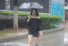 武汉发布今年首个暴雨红色预警 局地气温降至25℃体感凉快