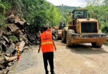 湖北南漳县251省道发生落石塌方 公路部门2个多小时及时抢通