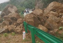 安徽六安强降雨致山区道路塌方 当地交警调集大型机械紧急抢修