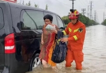 安徽六安区积水致面包车被困 六安消防及时救出2名被困人员