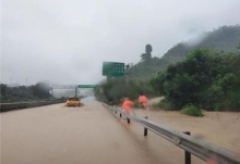 兰海高速重庆路段积水严重 现场路面大面积被洪水淹没