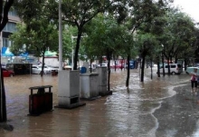 河南信阳大暴雨多地出现内涝 市内多车辆被淹出行困难
