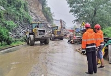 受连日强降雨影响 陕西安康这些山区道路塌方交通中断