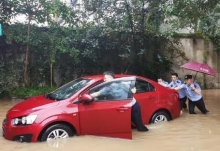 湖北恩施暴雨内涝大量轿车泡在水中 警方：非抢险救援车辆不得上路
