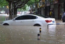 哈尔滨暴雨伴有较强雷电大风 轿车被淹行人寸步难行