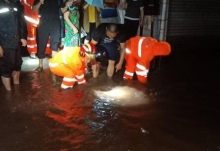 四川大英县暴雨村民被洪水围困 消防员连夜转移29名被困群众
