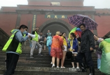 山东今日有暴雨 旅游景区紧急疏散游客上千人