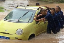 云南普洱暴雨引发山洪泥石流 已造成1人死亡仍有11人被困