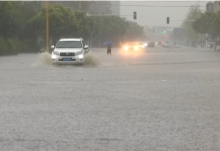 四川德阳遭遇强降雨来袭 部分城区出现积水和内涝