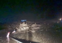 京昆高速四川雅西段因暴雨发生塌方 目前未造成人员伤亡