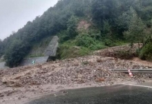 G5京昆高速多路段暴雨引发泥石流 目前交警部门已实施双向管制