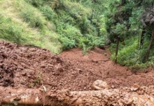 云南宣威路段暴雨发生泥石流 现场泥石流深度近50厘米