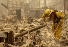 美国西海岸山火致30余人死亡 建筑物被烧毁成砖
