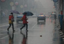 山东多地阴雨气温跌至23℃ 市民外出注意防雨防风
