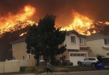 加州山火烧毁6400座建筑物致26人死亡 23000名居民被迫逃离家园