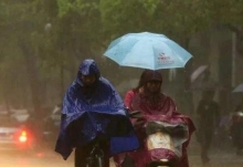 周末四川阴雨绵绵气温跌至20℃ 市民们外出需备好雨具