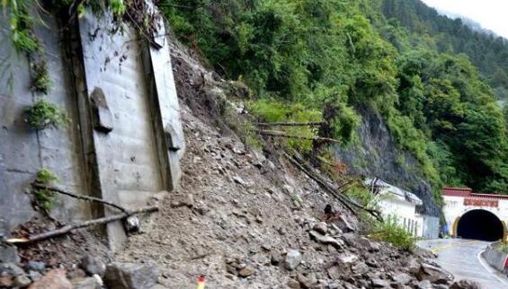 西藏林芝市通麦路段发生泥石流 武警官兵及时赶赴灾害现场抢通