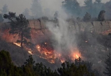 美国科罗拉多州山火持续蔓延 当地出动多架直升机来灭火