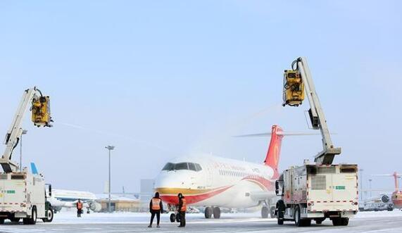 哈尔滨市迎来2021年首场强降雪 航班7架次取消8架次延误