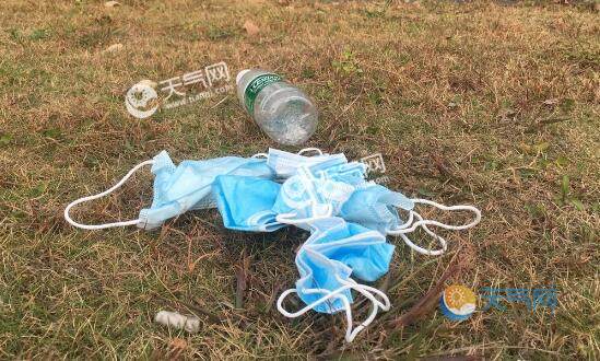 废弃口罩在环境中降解需400至500年是怎么回事 专家:请勿乱丢口罩