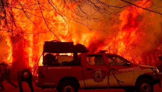 阿根廷安第斯山脉地区发生森林火灾 数百人紧急疏散进入紧急状态