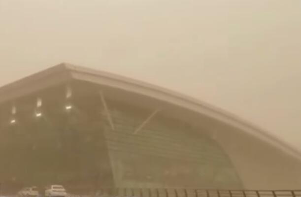 陕西多地遭沙尘暴袭击 榆林部分高速路口实行交通管制