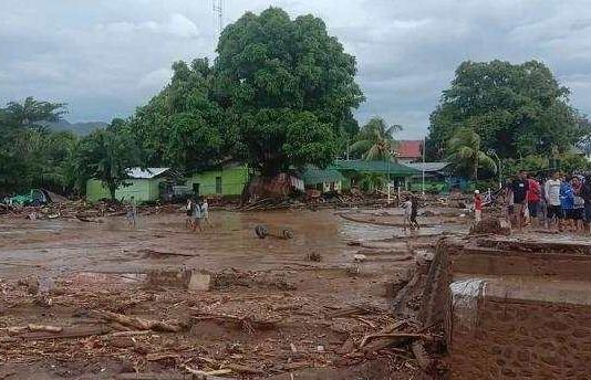 印尼暴雨引发山洪及山体滑坡 目前死亡人数增至54人
