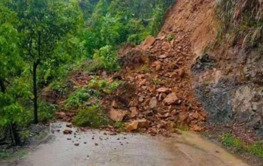 湖南新田县一路段发生道路塌方 已经交通管制无人员受伤