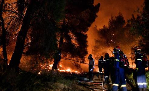 希腊科林斯发生山林大火 周边多个定点居民被迫撤离
