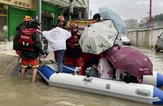 贵州多地暴雨降雨量近200毫米 消防员转移受困群众100余人