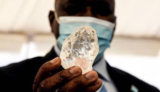 1098克拉!世界第三大钻石被发现 网友：就像透明的冰糖