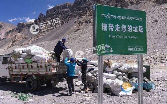 青藏可可西里地区再现巨大露天垃圾带 相关部门:已经组织人员清理