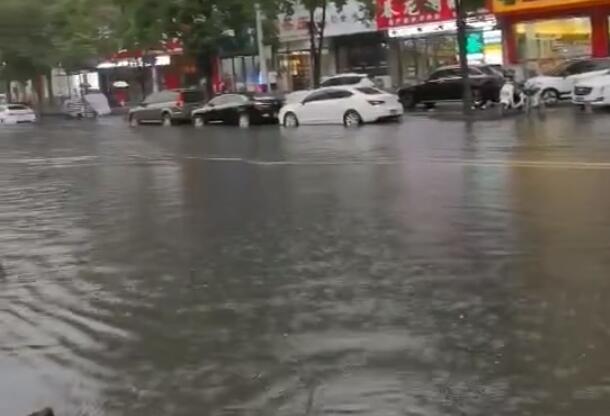 阜阳暴雨袭击多路段积水严重 部分道路或采取临时交通管制
