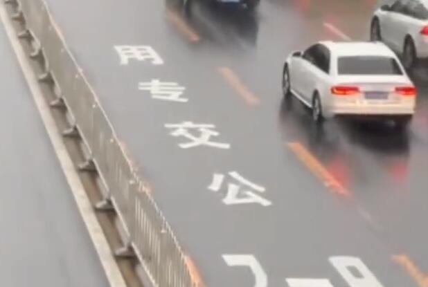 北京暴雨影响46条公交线路采取临时措施 停驶35条区间5条甩站6条