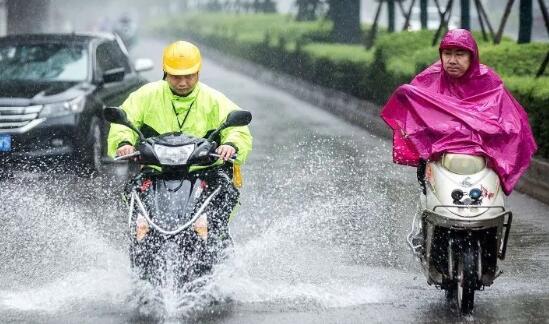 辽宁多地暴雨围城伴有雷电大风 锦州营口等地道路积水严重