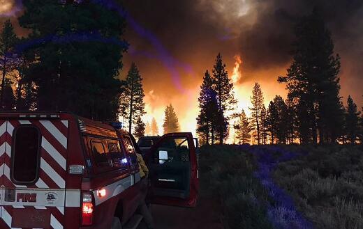 美国多州饱受山火肆虐进入紧急状态 目前仍有大约71场山火在燃烧