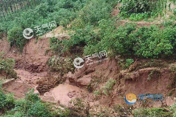 河南巩义山体滑坡洪灾已致至少4死 14座水库溢洪道出水