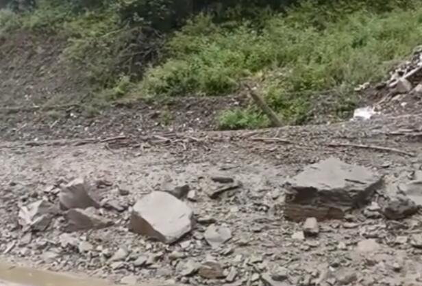 四川汶马高速暴雨致泥石流道路中断 目前仍采取远端分流措施
