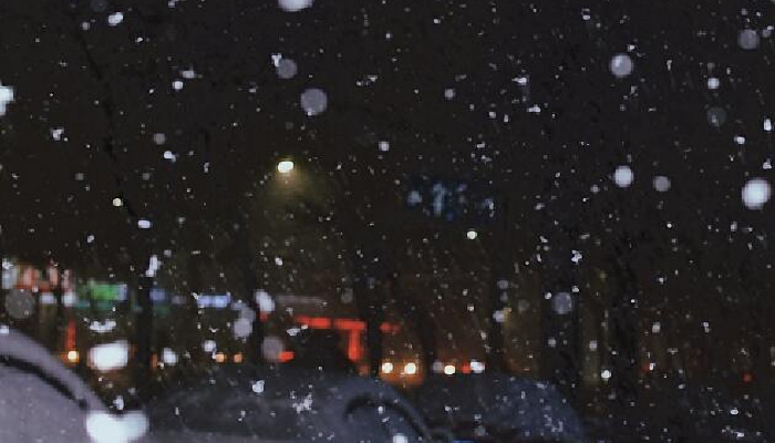 黑龙江佳木斯火车驶过掀起巨大雪浪 如电影般震撼