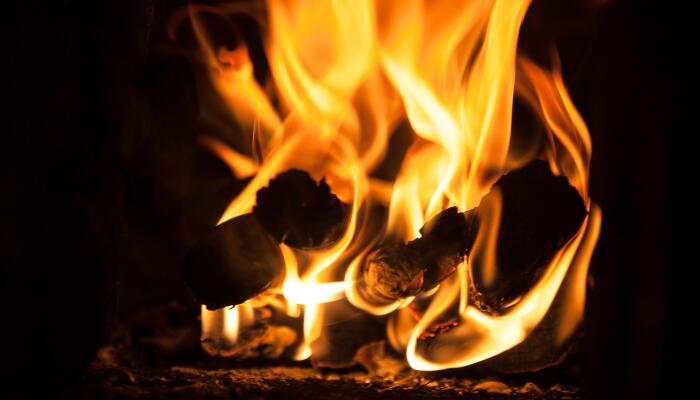 上海居民在家烧柴取暖邻居崩溃 烧柴取暖谨防一氧化碳中毒