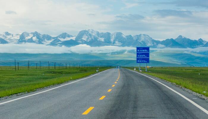 新疆獨庫公路一日看遍春夏秋冬 因地形天氣等影響每年通車只4個多月