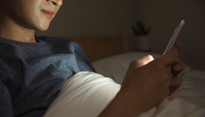 研究发现睡前玩手机伤眼又折寿 睡前玩手机危害有多大