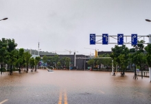 实拍郑州暴雨：多地街道出现积水 部分道路封路或实行交通管制