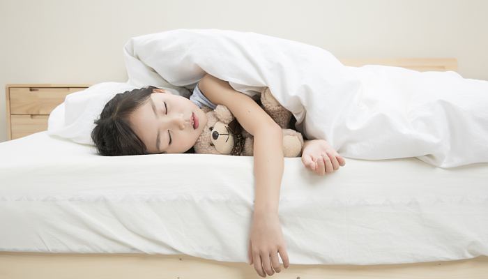 医生建议成人每天睡够7小时 最好在黑暗的温度约20℃环境中睡觉