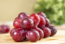日本百元天价葡萄在国内降至40元 进口水果国产化你会买吗